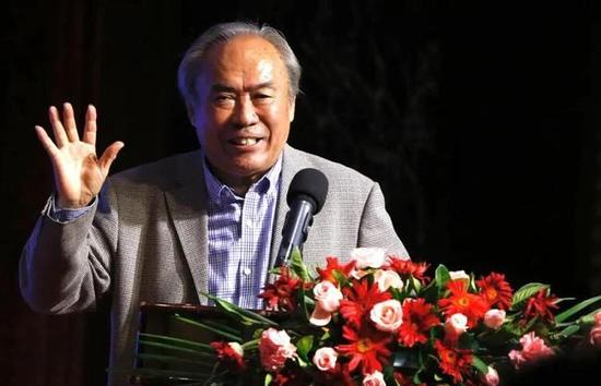 尽管女招待的工作辛苦、低下，尽管海滩的生活单调、枯燥，但安妮毫无怨言。